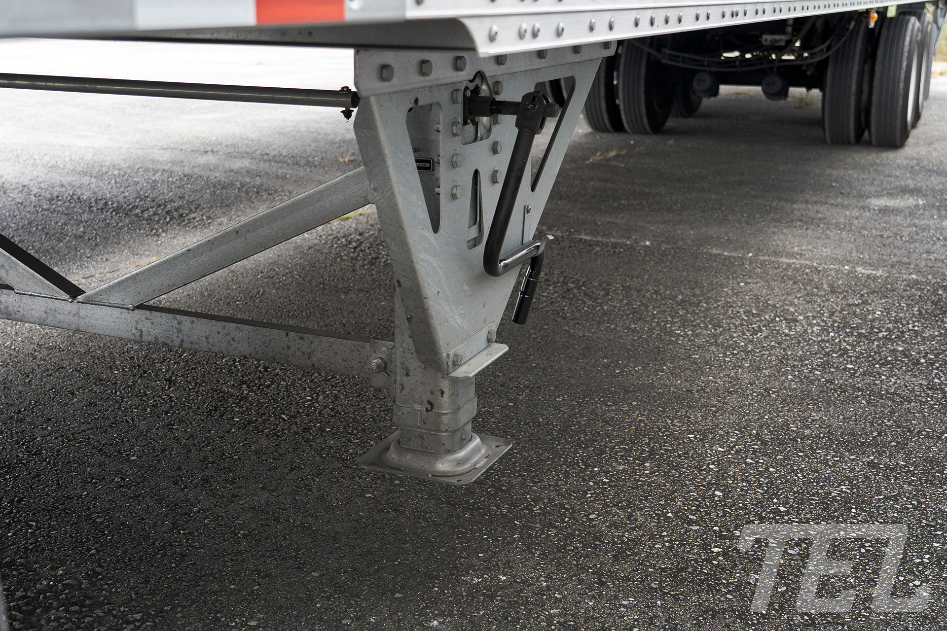 Properly raised landing legs on a TEL dryvan trailer