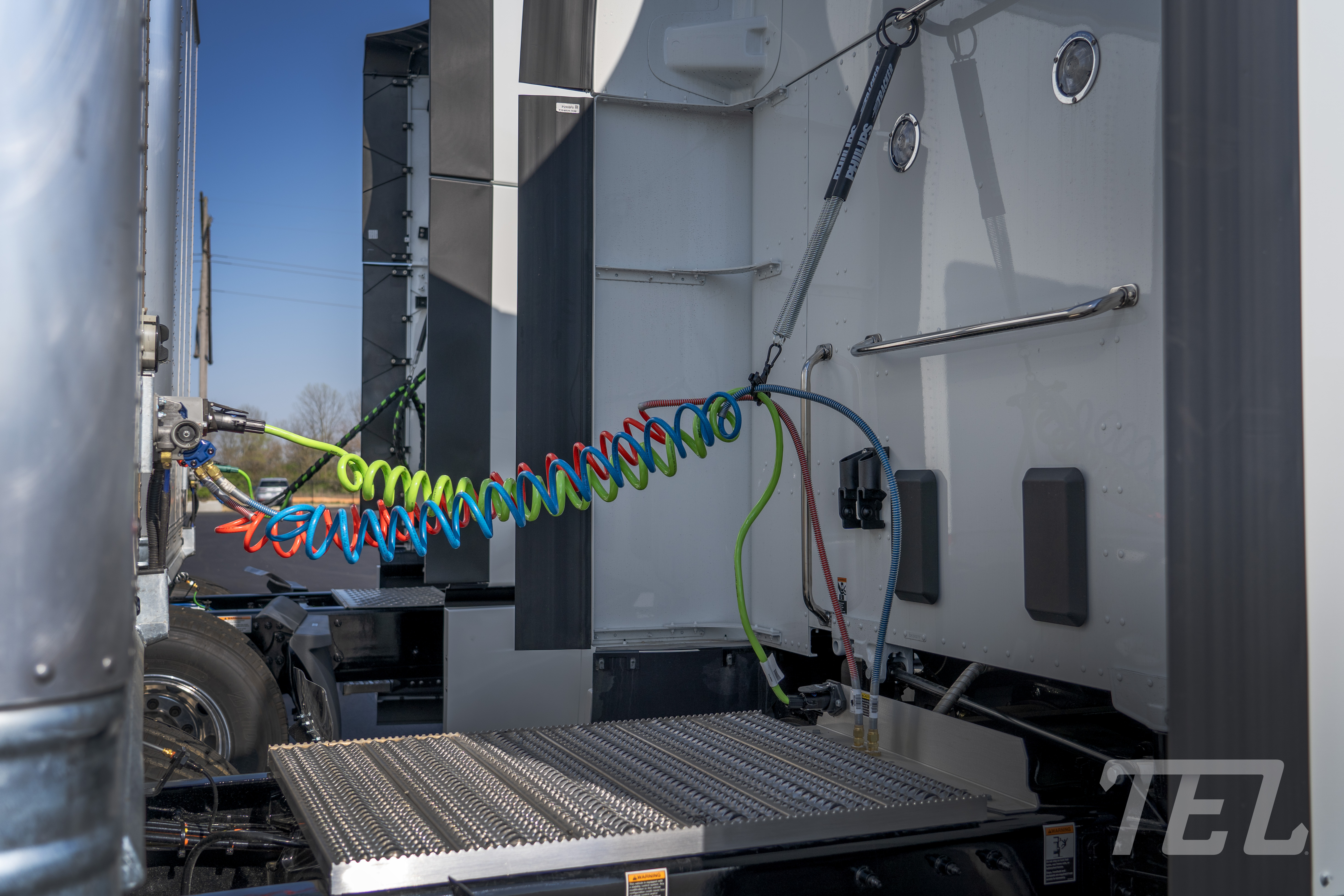 All connections properly installed from a tractor to a TEL dryvan trailer